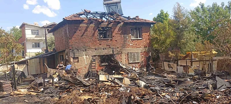 Tutuşan perde onca yıllık emeklerini küle çevirdi
