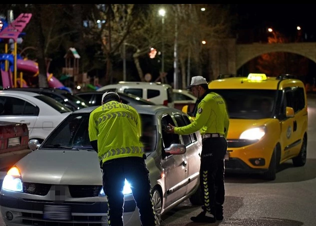 Isparta’da asayiş ve trafik uygulamasında 14 sürücüye ceza kesildi
