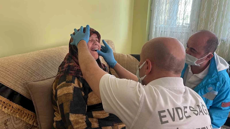 Yaşlı hastalar doktora değil, doktor hastanın evine gidiyor
