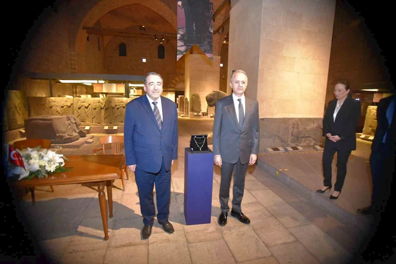 Türkiye’den Peru’ya anlamlı iade: Mochica kültürüne ait tarihi kolye yurduna döndü
