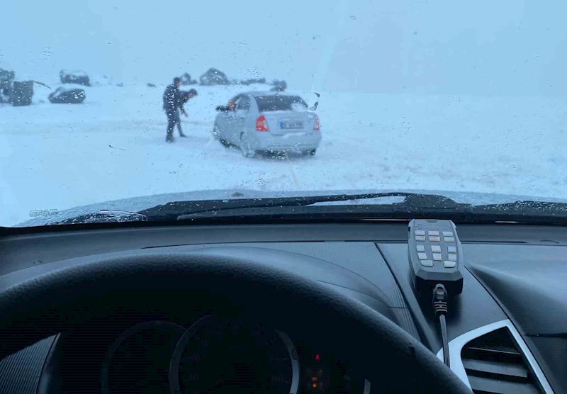 Erzurum’da araçlar karlı yolda kaldı, offroadçular yardıma koştu
