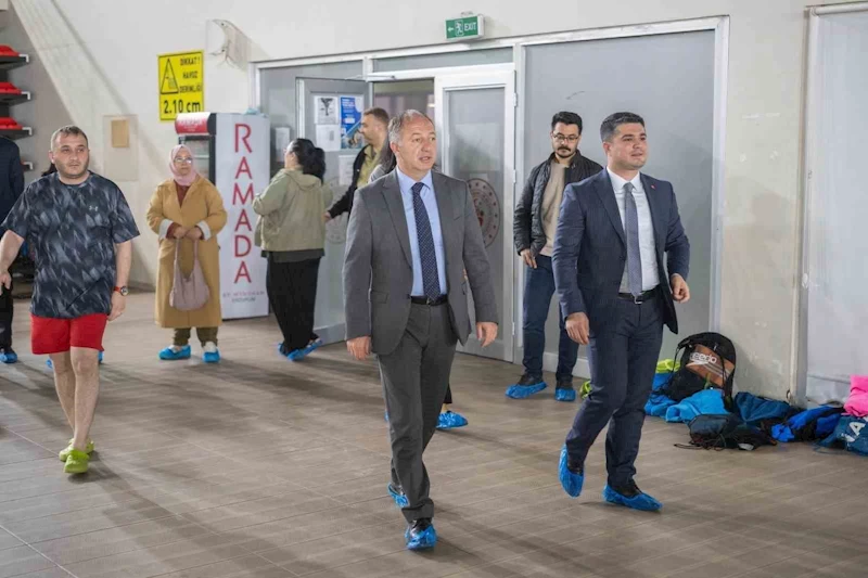 Çakmur’dan genç kulaçlara en tatlı moral
