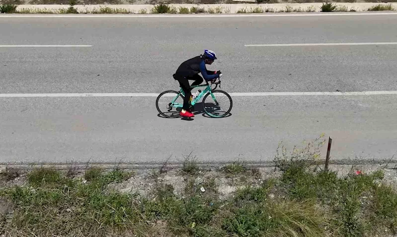Çanakkale’den aldığı şehitlik toprağını Samsun’a ulaştırmak için pedal çeviriyor: 900 kilometreyi geride bıraktı
