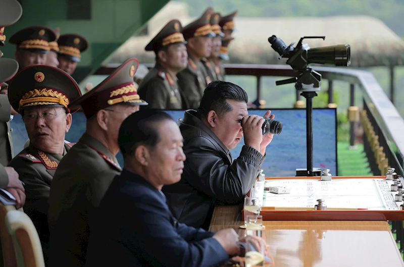 Kuzey Kore lideri Kim, özel kuvvetler ve tankçı birliklerinin tatbikatını denetledi: 