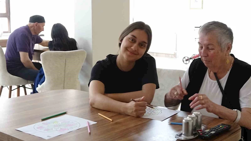 İspanyol öğrenciler huzurevinde staj yapıyor
