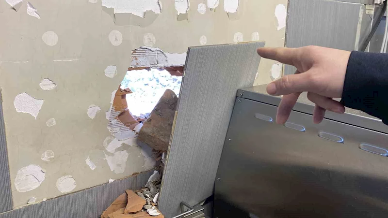 Kepçenin çarptığı iş yerinin duvarı hasar gördü
