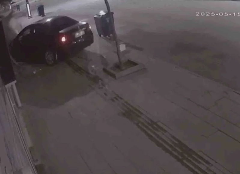 Otomobiliyle iş yerine çarpan sürücü kaçtı
