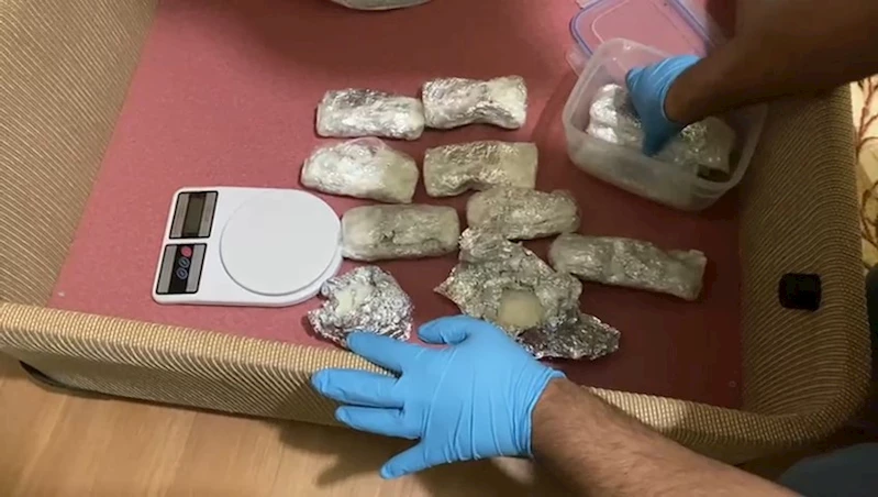 Samsun’da polis evdeki baza altında 1 kilo 350 gram metamfetamin ele geçirdi
