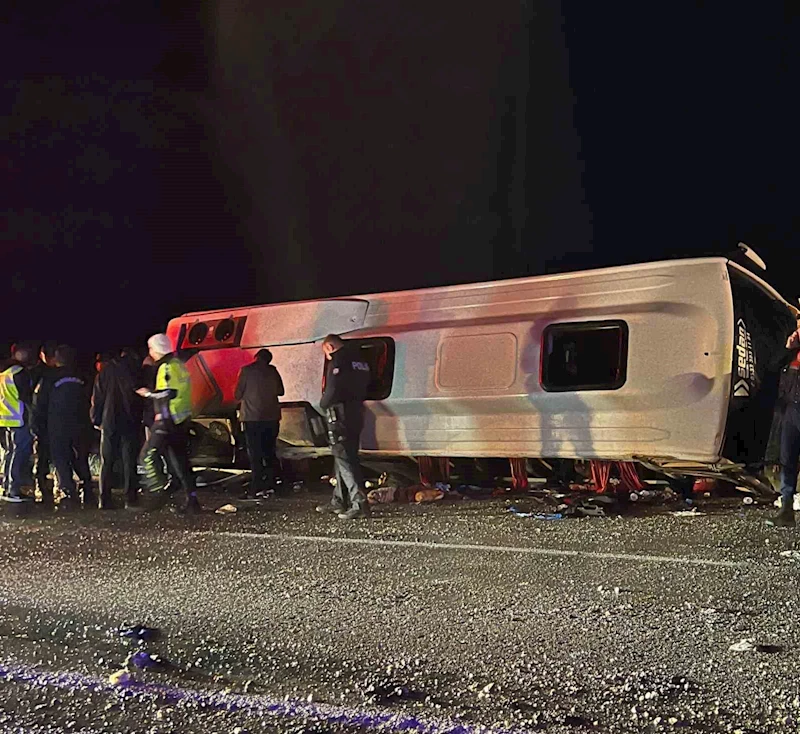 Kahramanmaraş’ta kontrolden çıkan minibüs devrildi: 1 ölü, 19 yaralı
