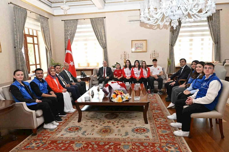 Vali Özkan gençleri ağırladı
