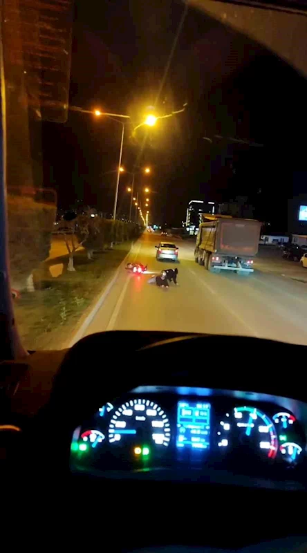 Yola savrulan 2 kişiye aldırış etmeyen sürücü arkasına bile bakmadı,  o anlar kamerada
