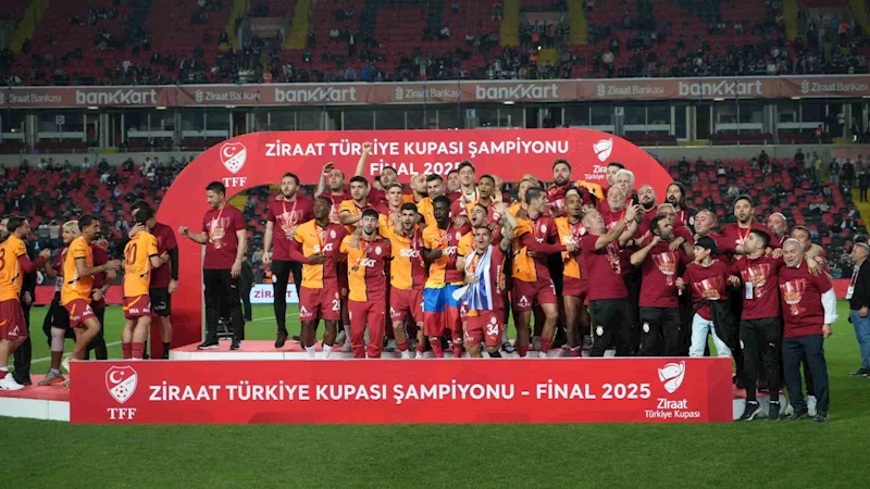 Galatasaraylı oyuncular Türkiye Kupası’nı kaldırdı, coşku zirveye ulaştı
