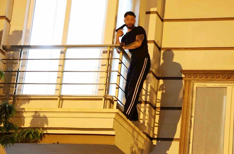 Oyuncak tabancayla polisi alarma geçirdi
