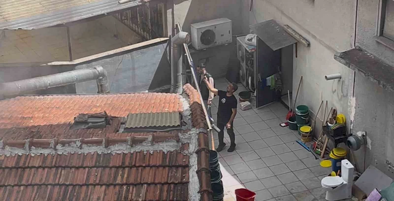 Komşusunun çatısında çıkan yangını terasından film gibi izledi
