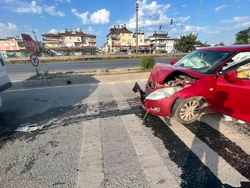 Manavgat’ta otomobil ile kamyonet çarpıştı: 1 yaralı
