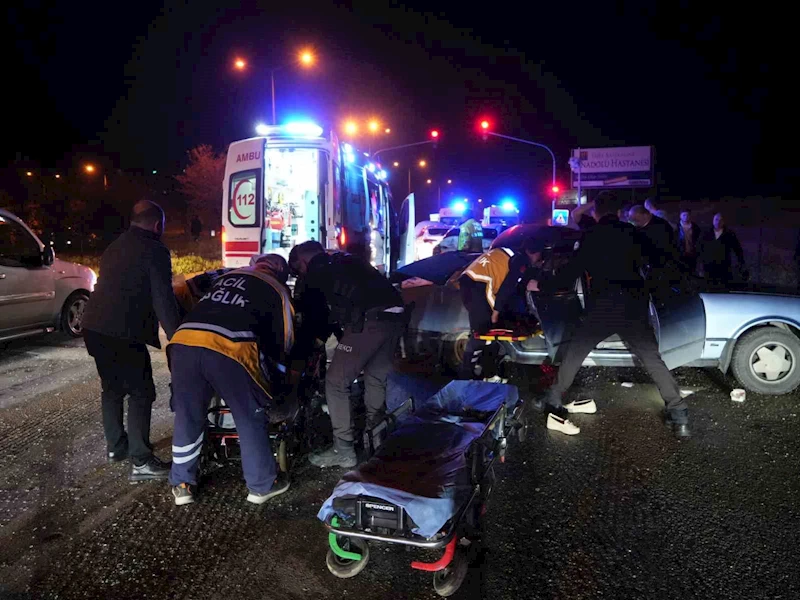 Kontrolden çıkan otomobil, kırmızı ışıkta bekleyen araçlara çarptı: 9 yaralı
