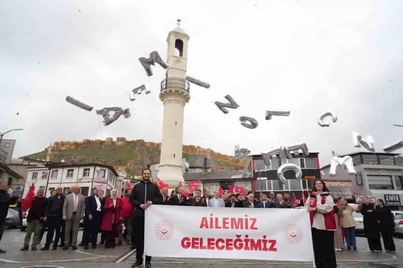 Bayburt’ta ’Ailemiz Geleceğimiz’ yazılı balonlar gökyüzüne bırakıldı
