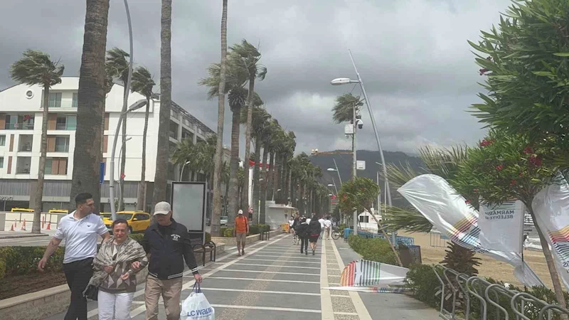Marmaris’te rüzgar şiddetini artırdı
