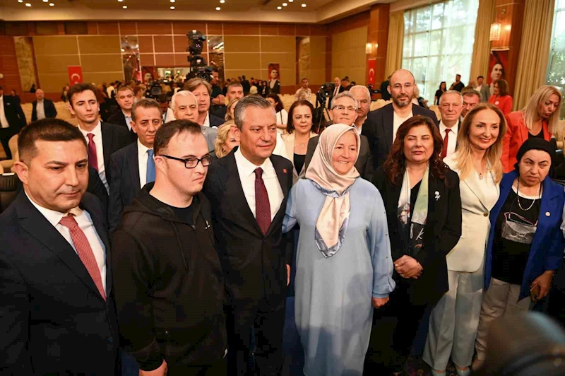 CHP Genel Başkanı Özel, Kuşadası’nda otizmli bireyler ve aileleri ile buluştu
