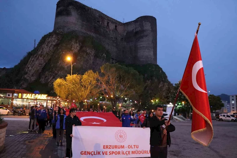 Gençler meşalelerle yürüdü
