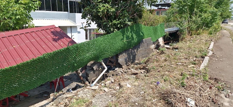 Aşırı yağış evlerin bahçe duvarlarını yıktı
