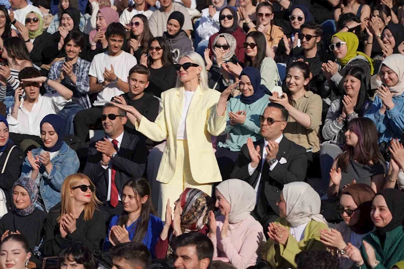 Pelitözü Gençlik Festivalinde üniversiteliler coşkuyla eğlendi
