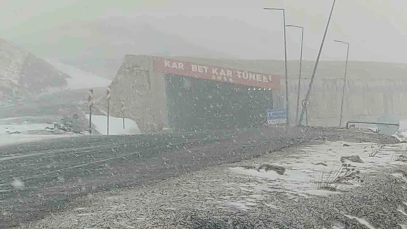 Karabet Geçidi’nde lapa lapa kar yağdı
