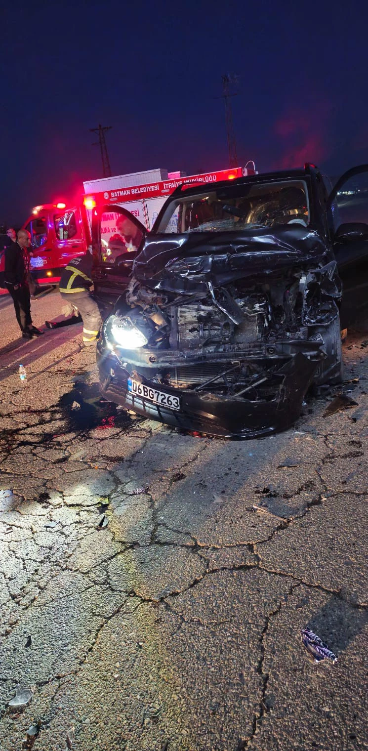 Otomobil ile kamyonet çarpıştı: 5 yaralı
