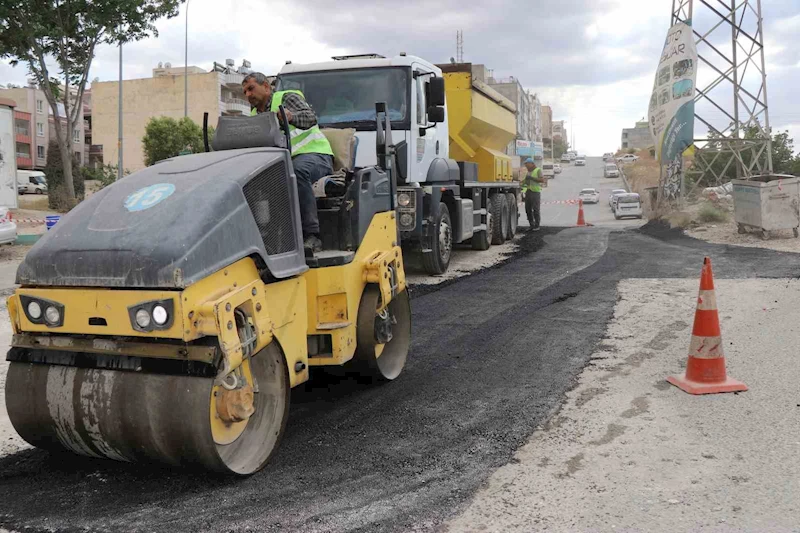 Haliliye’de yollar sıcak asfaltla yenileniyor
