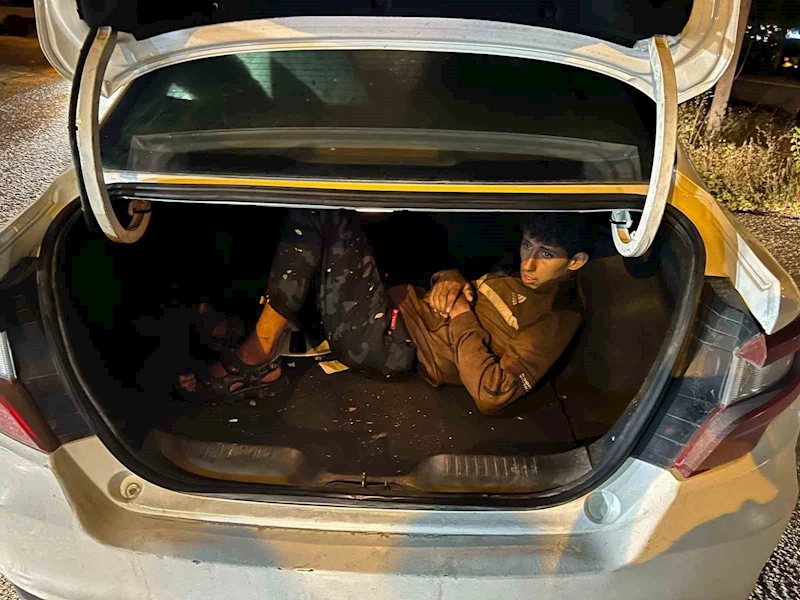 Araçların bagajlarından göçmen çıktı
