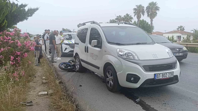 Antalya’da emniyet şeridinde duran araca motosiklet çarptı: 1 ağır yaralı

