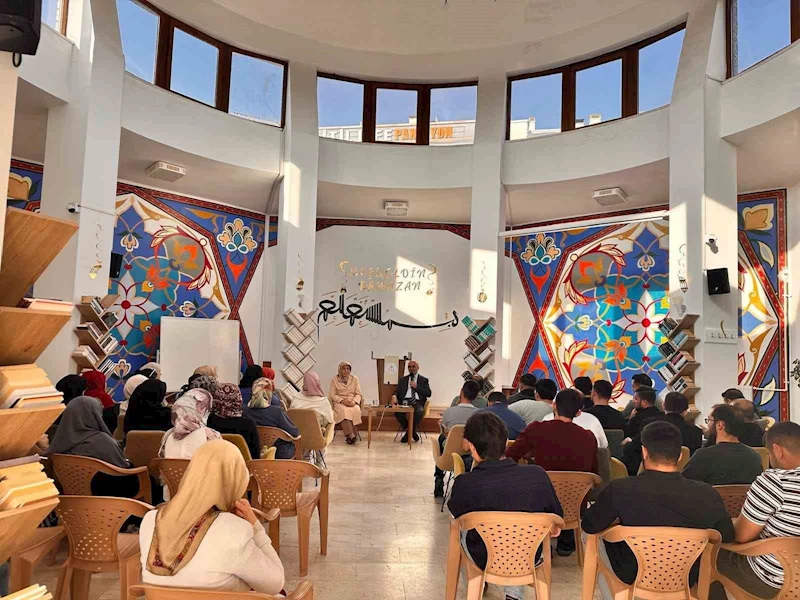 Afyonkarahisar Diyanet Gençlik Merkezi’nde mezuniyet programı coşkuyla gerçekleşti
