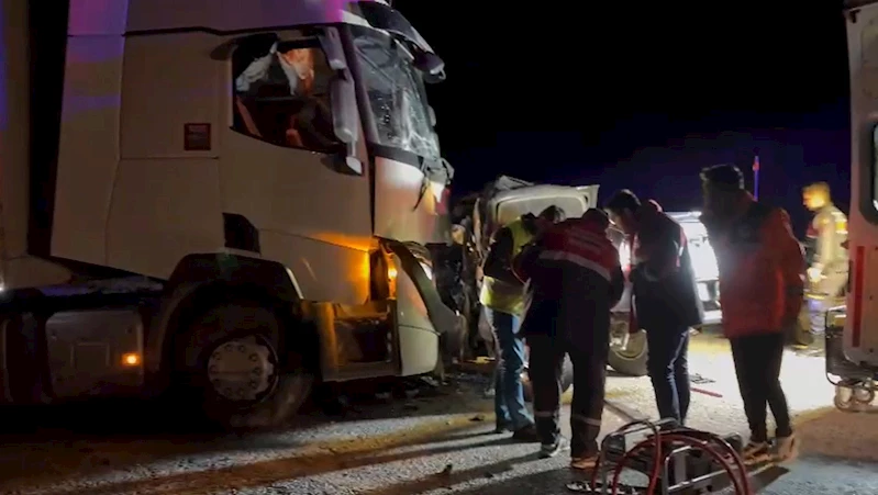 Tır ile pikap kafa kafaya çarpıştı: 1 ölü
