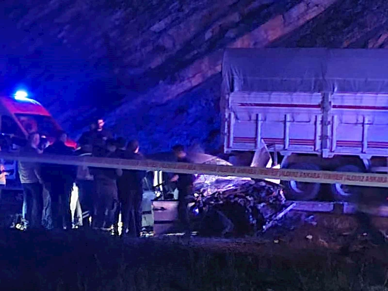Ankara’da otomobil ile kamyon kafa kafaya çarpıştı: 1 ölü, 4 yaralı
