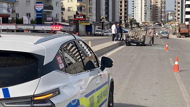 Otomobil refüje çarpıp, iki araca vurup ters döndü
