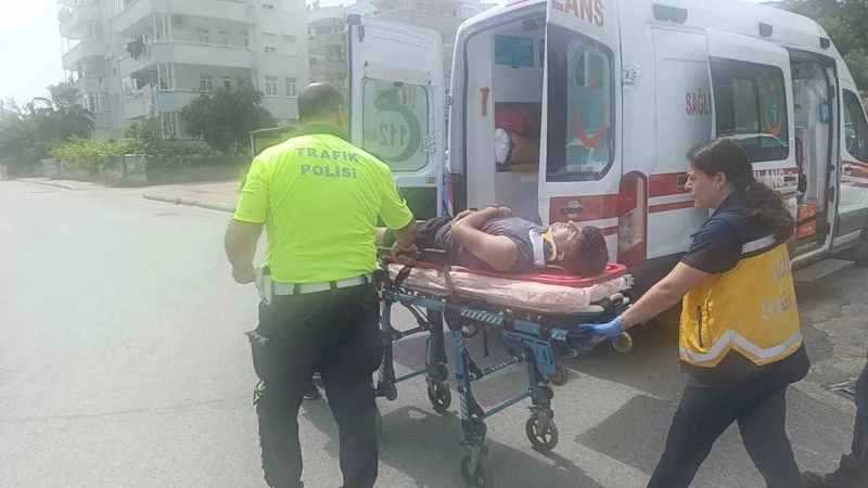 Kamyonete çarpmamak için motosikleti devirdi, kaskı hayatını kurtardı
