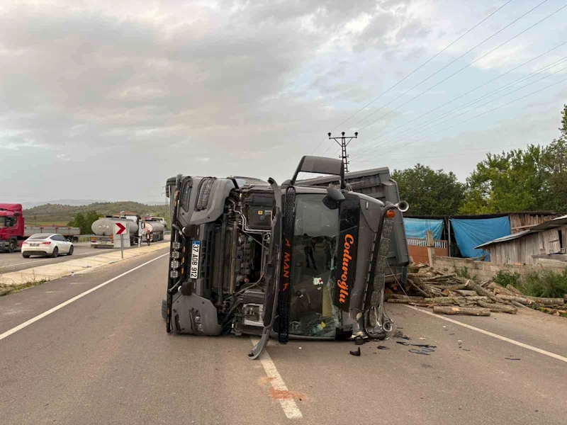 Kastamonu’da odun yüklü tır devrildi, sürücü yaralandı
