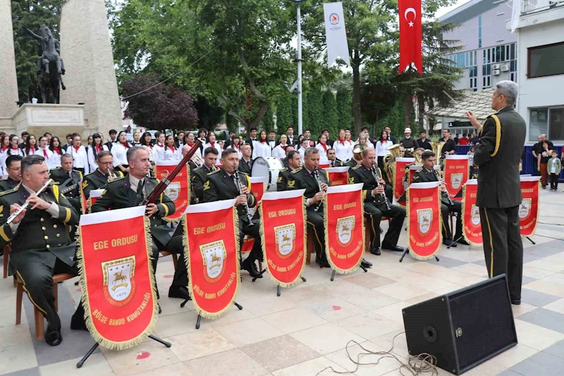 Ege Ordusu Bölge Bandosu, öğrencilerle birlikte Denizli’de konser verdi
