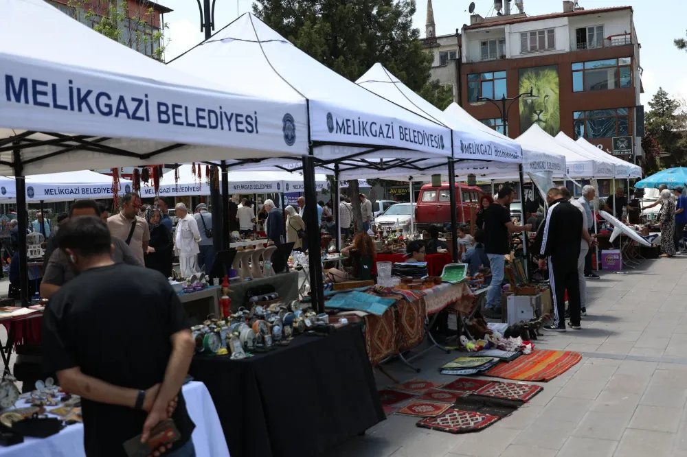 Nostalji ve geçmişe ilgi duyanlar Melikgazi Antika Pazarı’nda buluşuyor