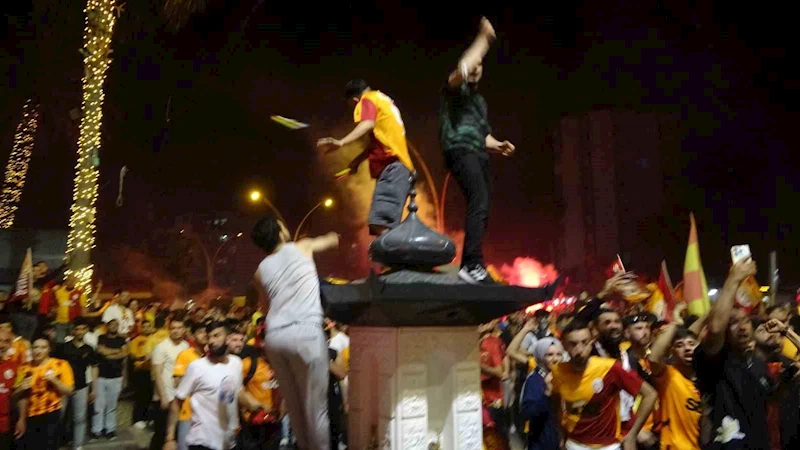 Adana’da şampiyonluk kutlamasında olay: Adana Demirspor taraftarları ile Galatasaraylılar birbirine girdi
