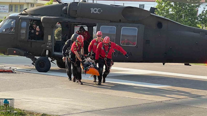 Fethiye’de paraşütle kayalıklara düşen turist askeri helikopterle kurtarıldı
