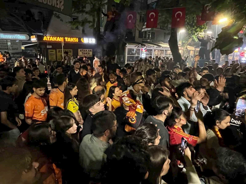 Fenerbahçe forması ile Galatasaray’ın şampiyonluğunu kutladı
