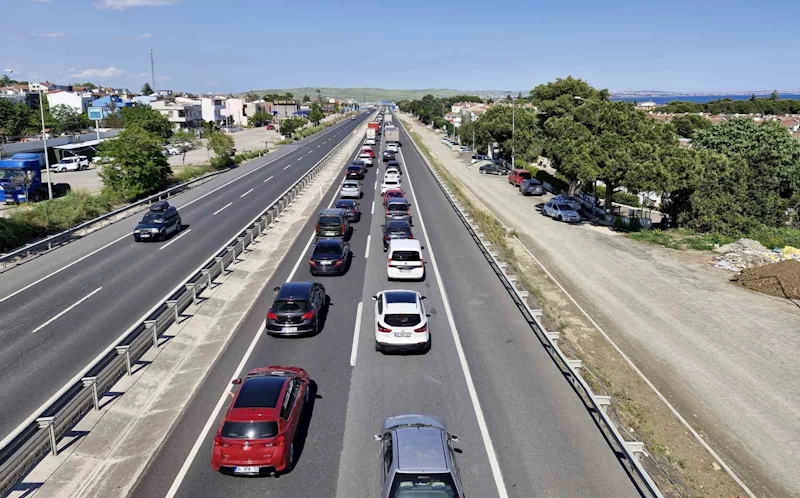 Tekirdağ-İstanbul yolunda tatil dönüşü yoğunluğu
