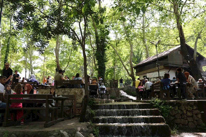 Sıcaktan kaçanlar, tabiat parkında serinledi
