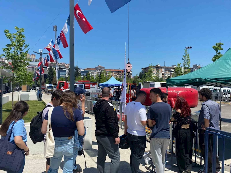 Gökyüzünde adrenalin dolu anlar: Çanakkale türküsünü söyledi

