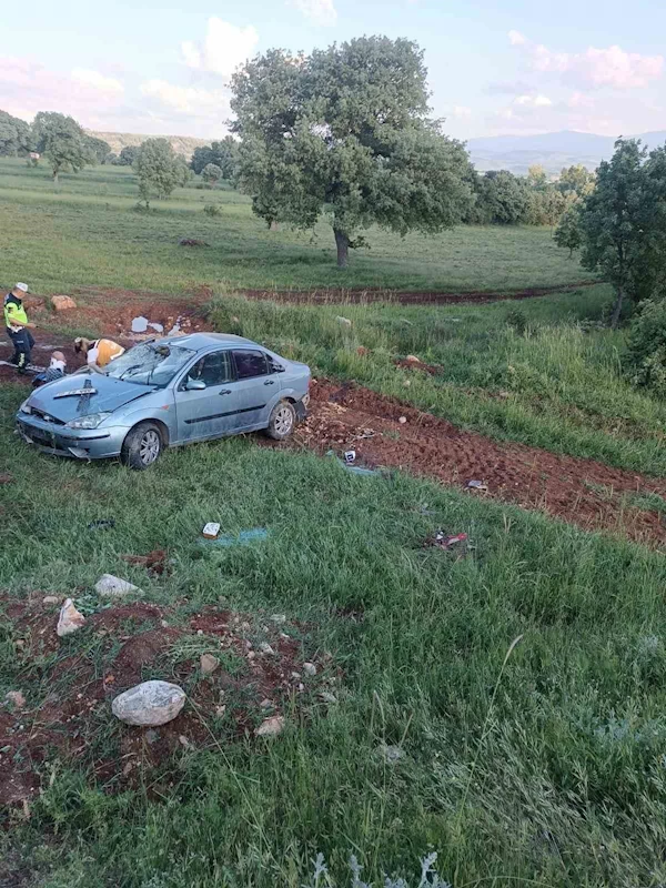 Dursunbey’de otomobil şarampole uçtu; 3 yaralı

