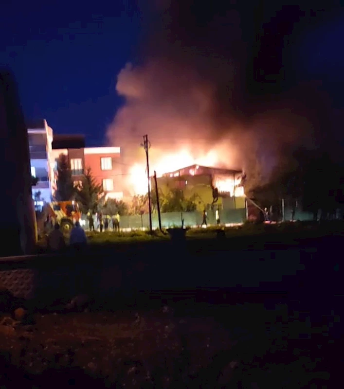 Adıyaman’da 2 katlı ev alev alev yandı
