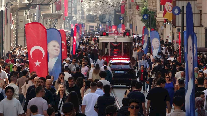 19 Mayıs’ta Taksim Meydanı ve çevresi Türk bayraklarıyla donatıldı
