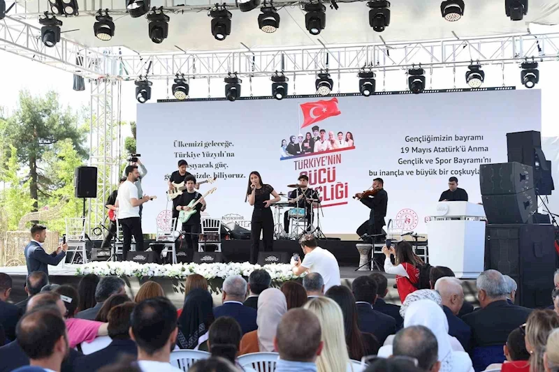 Gaziantep Büyükşehirin destekleriyle 200 öğretmenden Ata’ya zeybekli saygı duruşu
