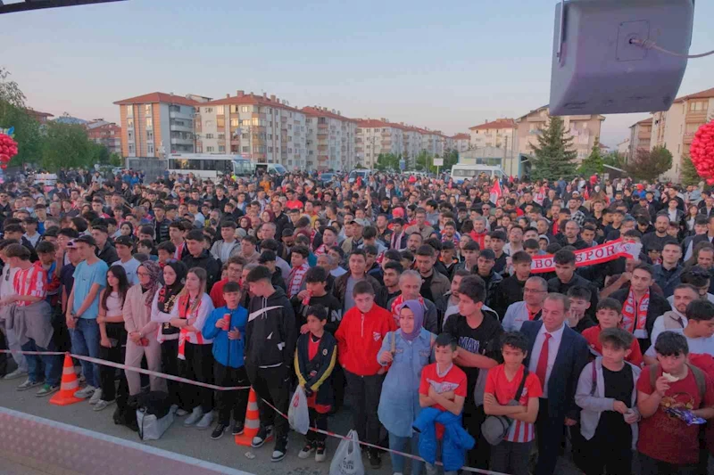 Boluspor-Bandırmaspor maçını yüzlerce taraftar dev ekrandan izledi
